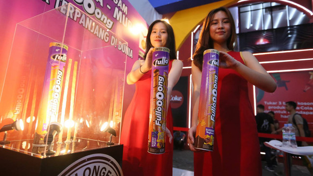 SPG menunjukkan Wafer Stick FULLOOOONG terpanjang di dunia, di PRJ (3/7/23). Foto: Dok. Istimewa