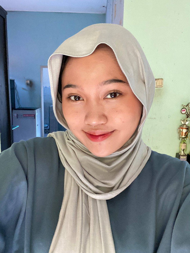 ilustrasi penggunaan pashmina kaos oleh temen saya. (Sumber: doc.pribadi)