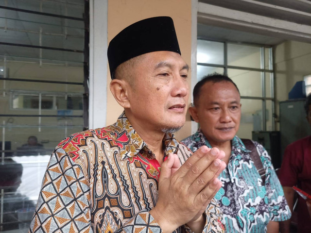 Ketua Yayasan Fatimah Az Zahra, Soleh Suaedi saat diwawancarai di sela dirinya dimintai keterangan oleh tim pengawas kerja dari Disnaker Lampung. | Foto : Galih Prihantoro/ Lampung Geh