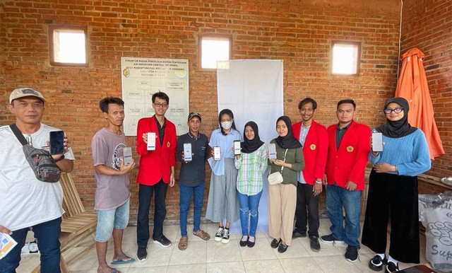 Sumber foto : Dokumen Pribadi Mahasiswa KKN R18 UNTAG Surabaya. (Mahasiswa KKN UNTAG Surabaya foto bersama dengan Karang Taruna )