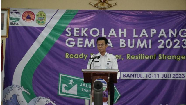 Kepala Stasiun Geofisika Yogyakarta, Setyo Aji Prayudi, membuka Sekolah Lapang Gempabumi di Bantul. Foto: Dok. Pemkab Bantul