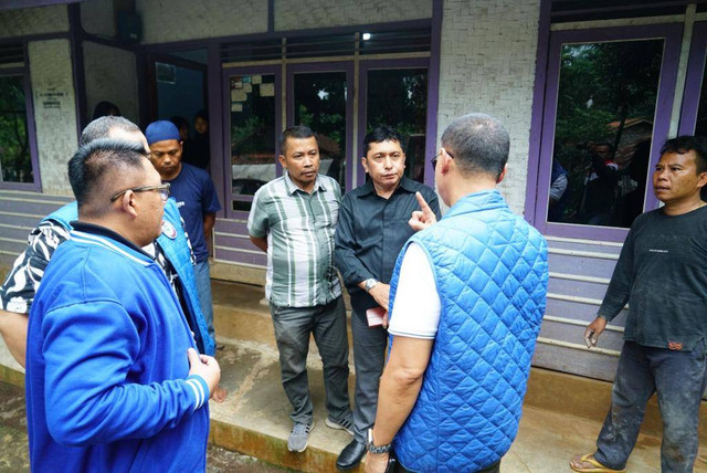 Anggota DPR Eddy Soeparno menemui keluarga Ida (40) binti Odin, TKW asal Cianjur, yang diduga dijadikan PSK di Dubai. Foto: Eddy Soeparno