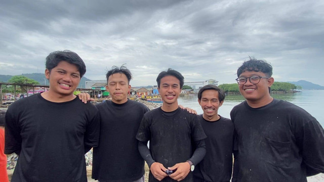 Pandawara Group saat membersihkan sampah di Pantai Sukaraja, Bandar Lampung. | Foto: Sinta Yuliana/Lampung Geh