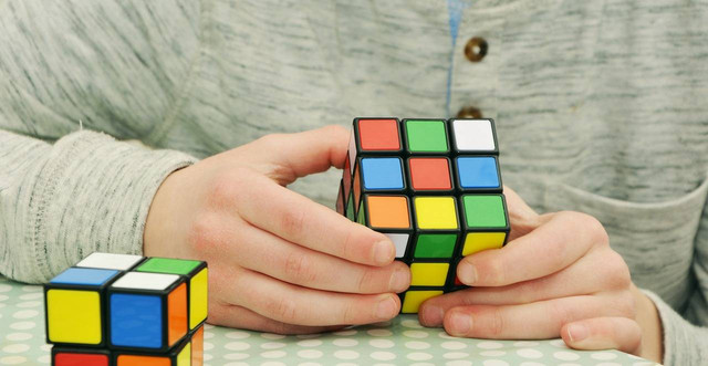 Ilustrasi cara menyusun rubik. Sumber: congerdesign/pixabay.com