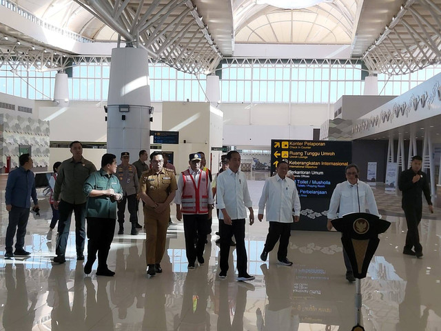 Presiden Jokowi meninjau Bandara Kertajati. Foto: Nadia Riso/kumparan