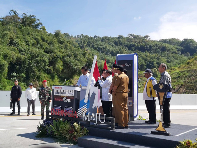 Presiden Jokowi meresmikan Tol Cisumdawu. Foto: Nadia Riso/kumparan