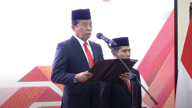 Wakil Ketua KPK Johanis Tanak beri pesan integritas saat pelantikan 66 penyidik dan penyelidik. Foto: KPK