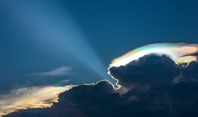 Ilustrasi awan pelangi. Foto: Shutterstock