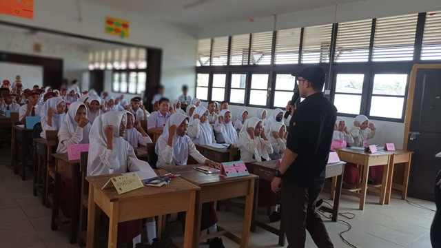 Saat Simon menyampaikan materi tentang; "Cinta Lingkungan Selamatkan Kehidupan" kepada 70 orang siswa-siswi baru dari SMPN 1 Matan Hilir Utara, Ketapang, Kalimantan Barat, pada (11/7/2023) pagi. (Foto : Yayasan Palung).