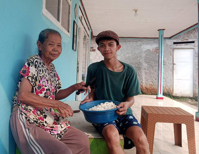 Pebuatan Makanan 'Genjle' Oleh Nenek Liah. Sumber Foto : Hartono