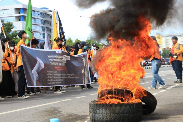 Aksi Mahasiswa UNM di depan Menara Pinisi UNM. Foto: Istimewa