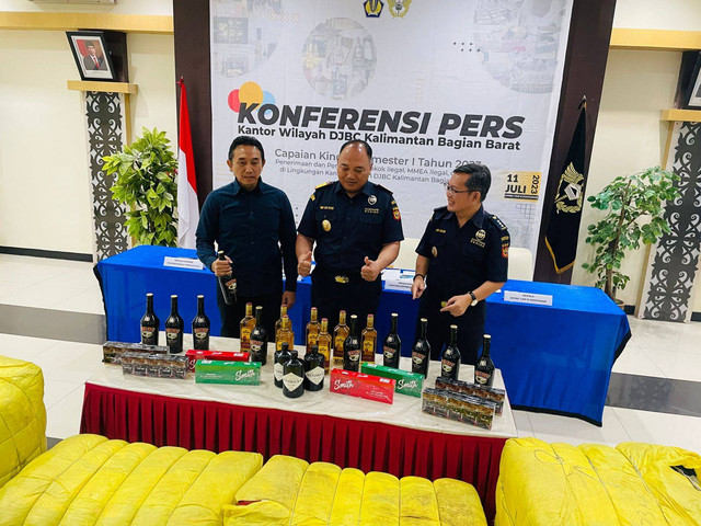 Bea Cukai Kalbar menggelar konferensi pers. Foto: Dok. Hi!Pontianak