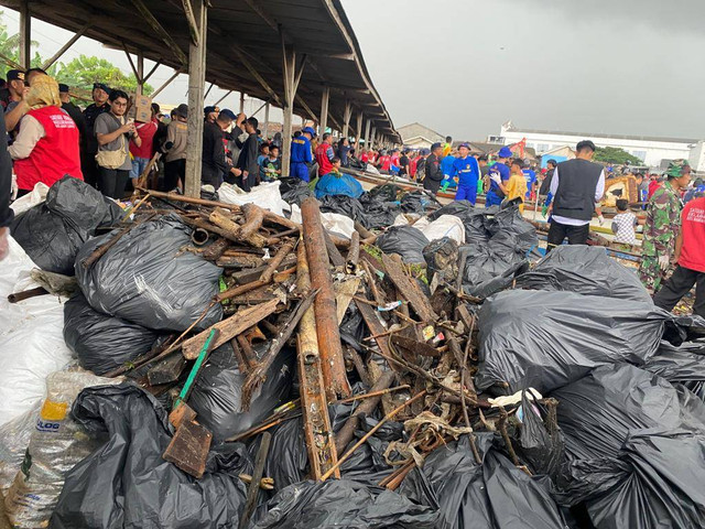 Tumpukan sampah di Pantai Sukaraja, Bandar Lampung. | Foto : Sinta Yuliana/ Lampung Geh