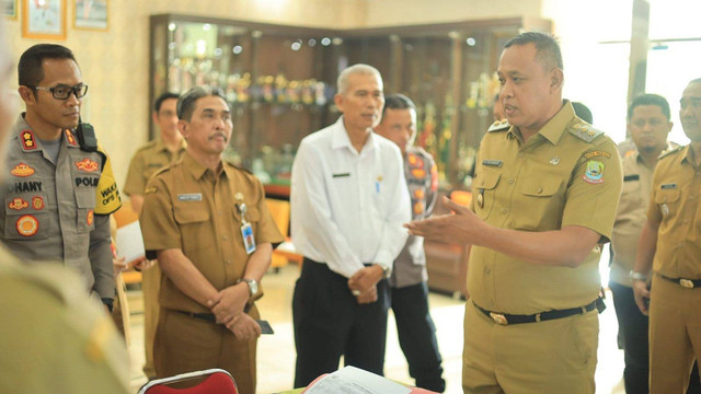 Plt Wali Kota Bekasi Tri Adhianto sidak SMA Negeri 1 Kota Bekasi terkait PPDB Online. Foto: Dok. Istimewa