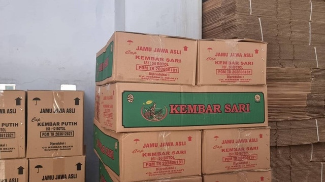 Dittipidnarkoba Bareskrim Polri melakukan penggerebekan sebuah pabrik pembuatan jamu ilegal di desa Kedaleman, Banyuwangi, Jawa Timur. Foto: Dok. Istimewa