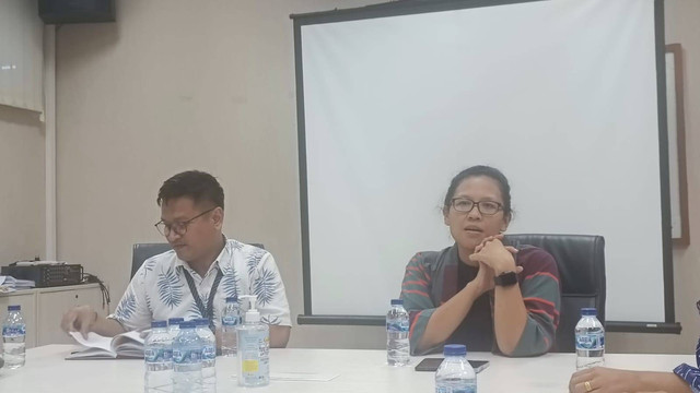 Manager External Relations and Corporate Image Care Kereta Commuter Indonesia Leza Arlan (kiri) dan VP Corporate Secretary KAI Commuter Anne Purba (kanan). Foto: Ghinaa Rahmatika/kumparan