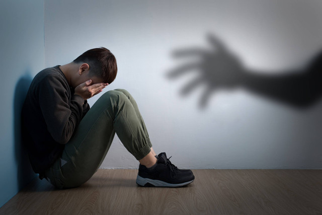 Ilustrasi pelecehan seksual pada laki-laki. Foto: aslysun/Shuttterstock