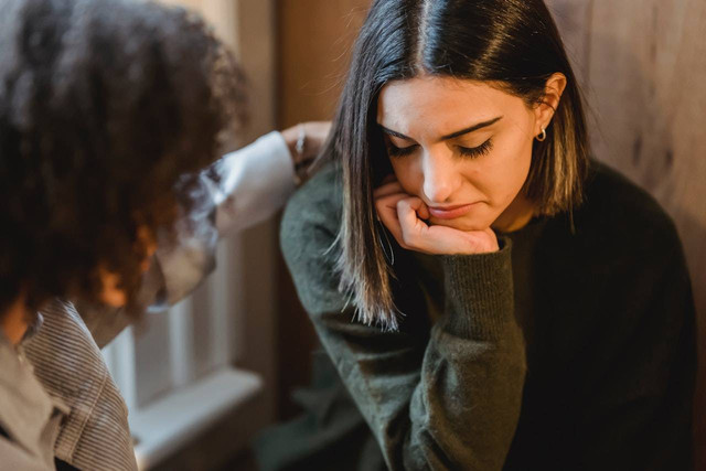 Ilustrasi dukungan emosional. Sumber: Liza Summer/pexels.com