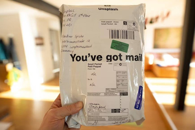 Ilustrasi Cara Mengirim Paket Lewat JNE. Foto: Unsplash/ Markus Spiske.