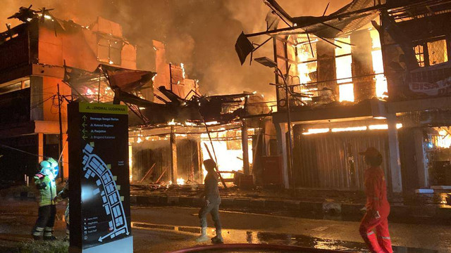 Kebakaran ruko di kawasan Pasar Sungai Durian, Kecamatan Sintang, yang menghanguskan belasan unit usaha masyarakat. Foto: Yusrizal/Hi!Pontianak