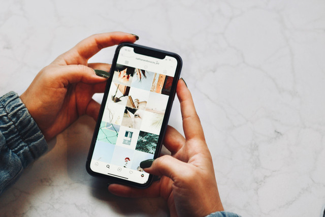 Ilustrasi Cara Mengganti Tema iPhone. Unsplash/Nathana Rebouças