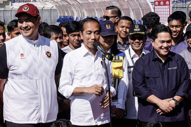 Presiden Joko Widodo (tengah) didampingi Menpora Dito Ariotedjo (kiri) dan Ketum PSSI Erick Thohir (kanan) menyampaikan keterangan pers saat mengunjungi Stadion Si Jalak Harupat di Kabupaten Bandung, Jawa Barat, Rabu (12/7/2023). Foto: Dhemas Reviyanto/ANTARA FOTO