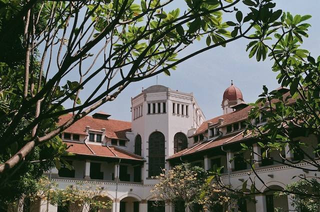 Ilustrasi daya tarik Lawang Sewu. Sumber: Unsplash/Denissa Devy