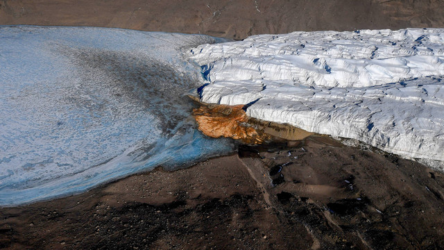 Blood Falls atau Air Terjun Darah di Antarktika pada 11 November 2016. Foto: Mark Ralston / POOL / AFP