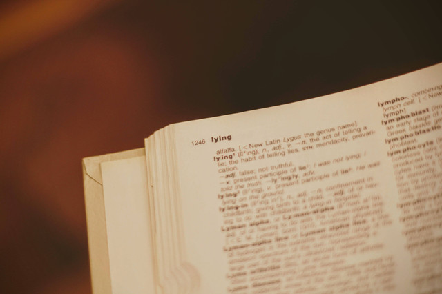 Ilustrasi lawan kata individual - Sumber: unsplash.com/@mrthetrain