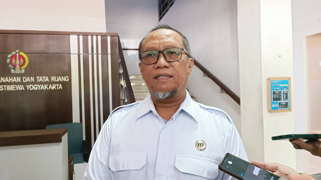 Sekretaris Dispertaru Wahyu Budi Nugroho menjawab pertanyaan terkait penggeledahan kantor Dinas Pertanahan dan Tata Ruang DIY oleh Kejati DIY, Rabu (12/7). Foto: Arfiansyah Panji/kumparan