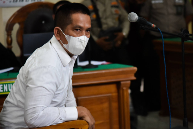 Terdakwa kasus pembiaran penganiayaan Achiruddin Hasibuan (tengah) menjalani sidang perdana di Pengadilan Negeri Medan, Sumatera Utara, Rabu (12/7/2023). Foto: Fransisco Carolio/Antara Foto