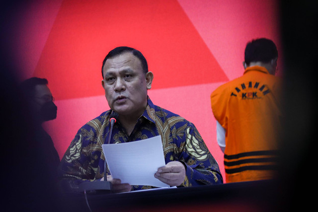 Ketua KPK Firli Bahuri memberikan keterangan pers penahanan Sekretaris MA Hasbi Hasan di Gedung KPK, Jakarta, Rabu (12/7/2023).
Foto: Jamal Ramadhan/kumparan