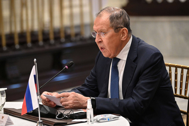Menlu Rusia Sergey Lavrov mengikuti pertemuan trilateral dengan Menlu Retno Marsudi dan Diplomat Senior China Wang Yi di Gedung Pancasila Kementerian Luar Negeri, Jakarta, Rabu (12/7/2023). Foto: Aditya Pradana Putra/Antara Foto