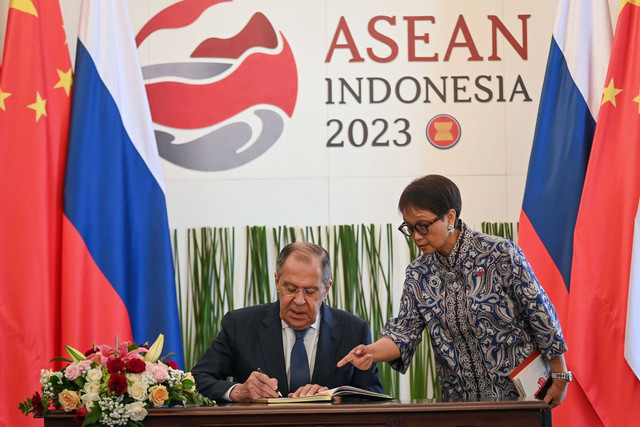 Menlu Retno Marsudi (kanan) mendampingi Menlu Rusia Sergey Lavrov menandatangani buku tamu sebelum pertemuan trilateral Indonesia, China, dan Rusia di Gedung Pancasila Kementerian Luar Negeri, Jakarta, Rabu (12/7/2023). Foto: Aditya Pradana Putra/Antara Foto