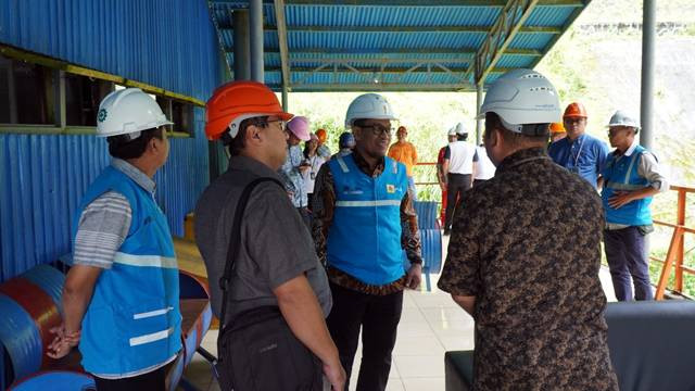 Direktur Manajemen Pembangkitan PT PLN (Persero), Adi Lumakso, saat mengunjungi PLTA Tonsea Lama yang merupakan salah satu pembangkit listrik tertua di Indonesia.
