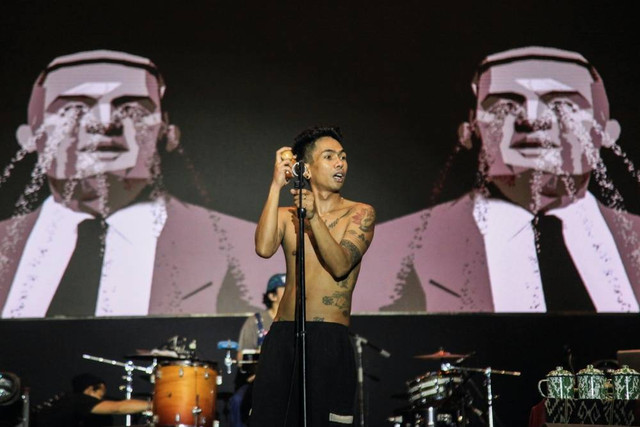 Grup musik Fourtwnty Ari Lesmana menghibur penonton saat tampil dalam konser musik Jateng Fair 2023 di Pusat Rekeasi dan Promosi Pembangunan (PRPP), Semarang, Jawa Tengah, Rabu (12/7/2023). Foto: Makna Zaezar/ANTARA FOTO