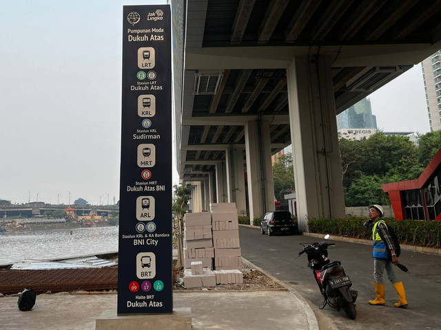 Progres pembangunan kawasan Transit Oriented Development (TOD) JPM Dukuh Atas, Rabu (12/7). Foto: Haya Syahira/kumparan