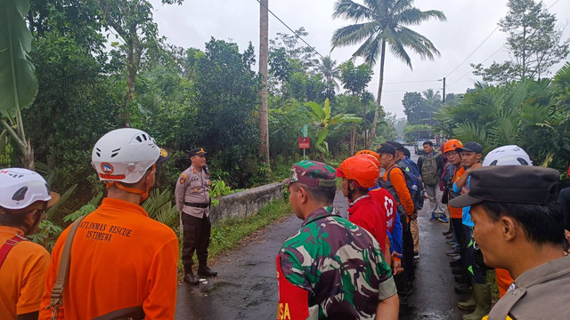 Petugas SAR dan kepolisian menemukan benda diduga usus dalam pencarian potongan tubuh manusia di Turi, Kabupaten Sleman.  Foto: Arfiansyah Panji Purnandaru/kumparan