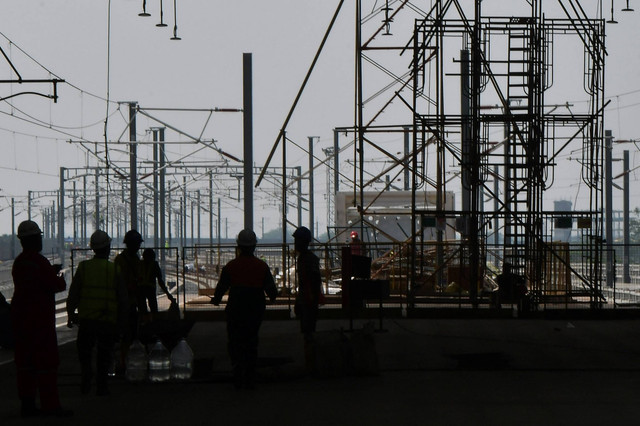 Sejumlah pekerja menyelesaikan pembangunan Stasiun Kereta Cepat Jakarta Bandung (KCJB) Halim di Jakarta, Kamis (13/7/2023). Foto: Fakhri Hermansyah/ANTARA FOTO