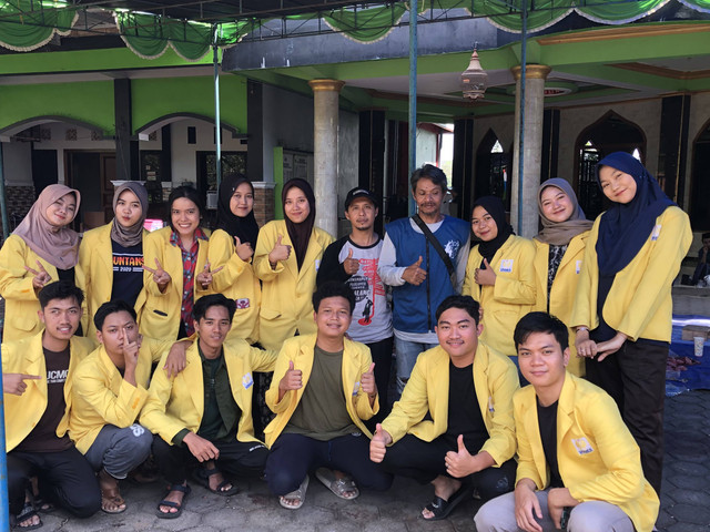 Foto bersama Tim KKN Prigel Gantari Bumi bersama dengan Ketua RW 3 dan panitia kurban di Kelurahan Mangunsari, Gunungpati, Kota Semarang. Sumber: Dokumen pribadi