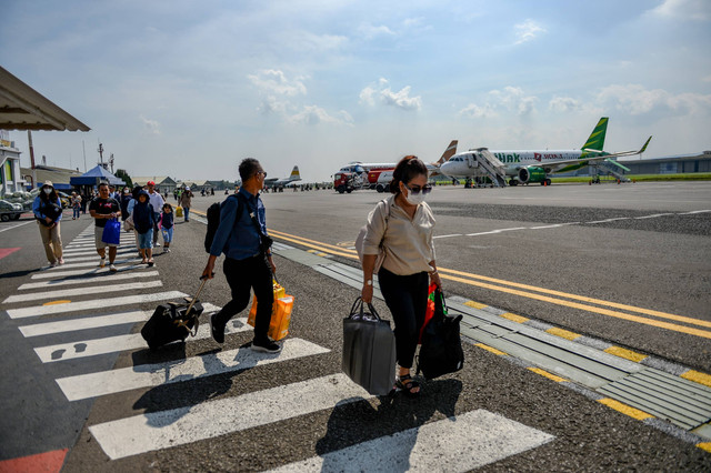 Penumpang berjalan menuju tempat pengambilan bagasi saat tiba di Bandara Husein Sastranegara, Bandung, Jawa Barat, Kamis (13/7/2023). Foto: Raisan Al Farisi/Antara Foto