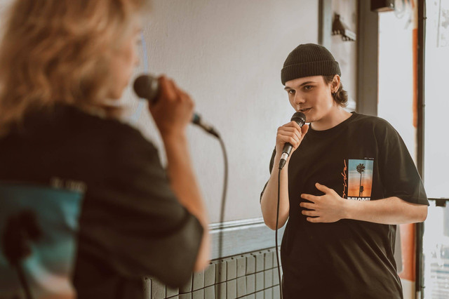 Ilustrasi Menyanyikan Lirik Lagu Into You Arms. Foto: Pexels.