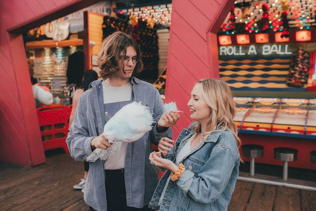 Ilustrasi tanda cinta tidak memandang fisik dan materi. Sumber: Ceejay Talam/pexels.com