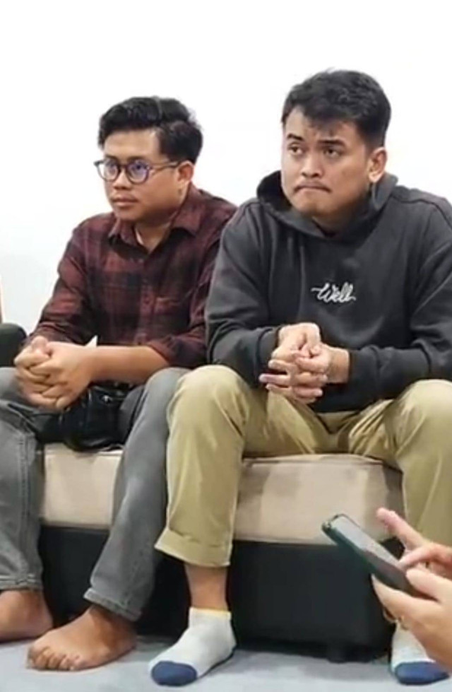 Manajemen Juwana Creative, Syatia Primananda (kiri) dan Syatia Alfarabi (kanan) saat konferensi pers terkait batalnya sejumlah konser Juwana Creative pada Kamis (13/7) malam. Foto: Dok. Calvin Bagus Pratama