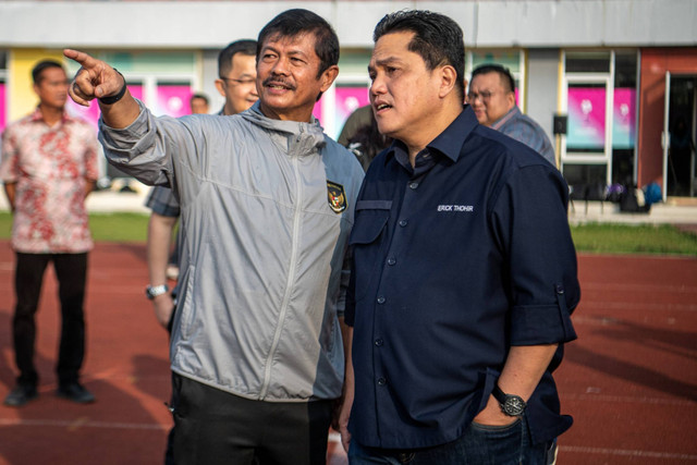 Ketua Umum PSSI Erick Thohir berbincang dengan Pelatih Timnas Indonesia U-20 Indra Sjafri (kiri) saat meninjau seleksi calon pemain Timnas sepak bola U-17 di Arena Atletik, Jakabaring Sport City (JSC), Palembang, Sumatera Selatan, Jumat (14/7/2023). Foto: Nova Wahyudi/ANTARA FOTO