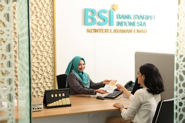 Salah seorang pegawai customer service PT Bank Syariah Indonesia Tbk atau BSI saat melayani nasabah di Konter Layanan Emas BSI. Foto: Dok. BSI