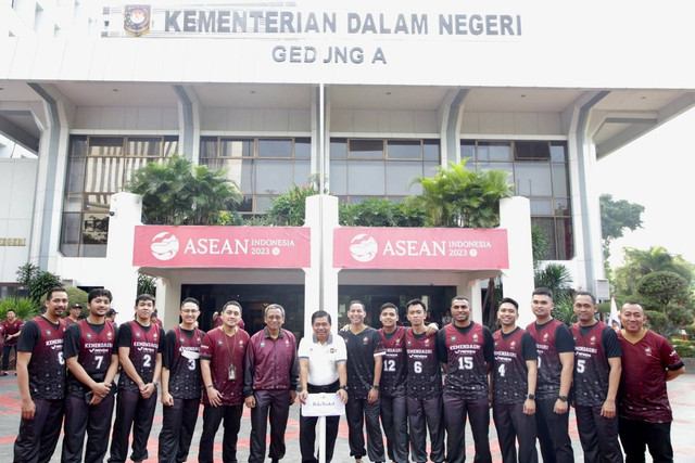 Sekjen Kemendagri Suhajar Diantoro melepas kontingen Korpri Kemendagri untuk mengikuti ajang Pornas XVI Korpri 2023 di Semarang, Jawa Tengah. dok  Foto: Dok. Kemendagri