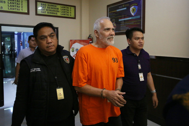 Tersangka Pierre Gruno dihadirkan saat rilis terkait kasus penganiayaan di Polres Jakarta Selatan, Jakarta, Jumat, (14/7/2023). Foto: Agus Apriyanto