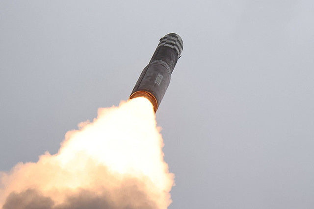 Rudal balistik antarbenua Hwasong-18 diluncurkan dari lokasi yang dirahasiakan di Korea Utara. Foto: KCNA/via REUTERS