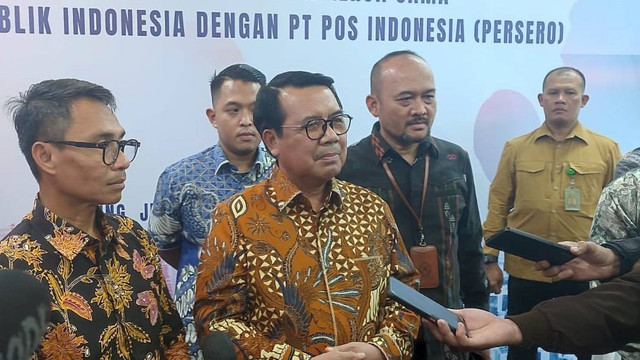  Ketua Mahkamah Agung (MA), Muhammad Syarifuddin (tengah) menjawab pertanyaan wartawan di Kantor PT Pos Indonesia, Kota Bandung, pada Jumat (14/7/2023).  Foto: Rachmadi Rasyad/kumparan